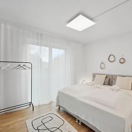 Sali Homes R1 - Cozy By River 아파트 바이로이트